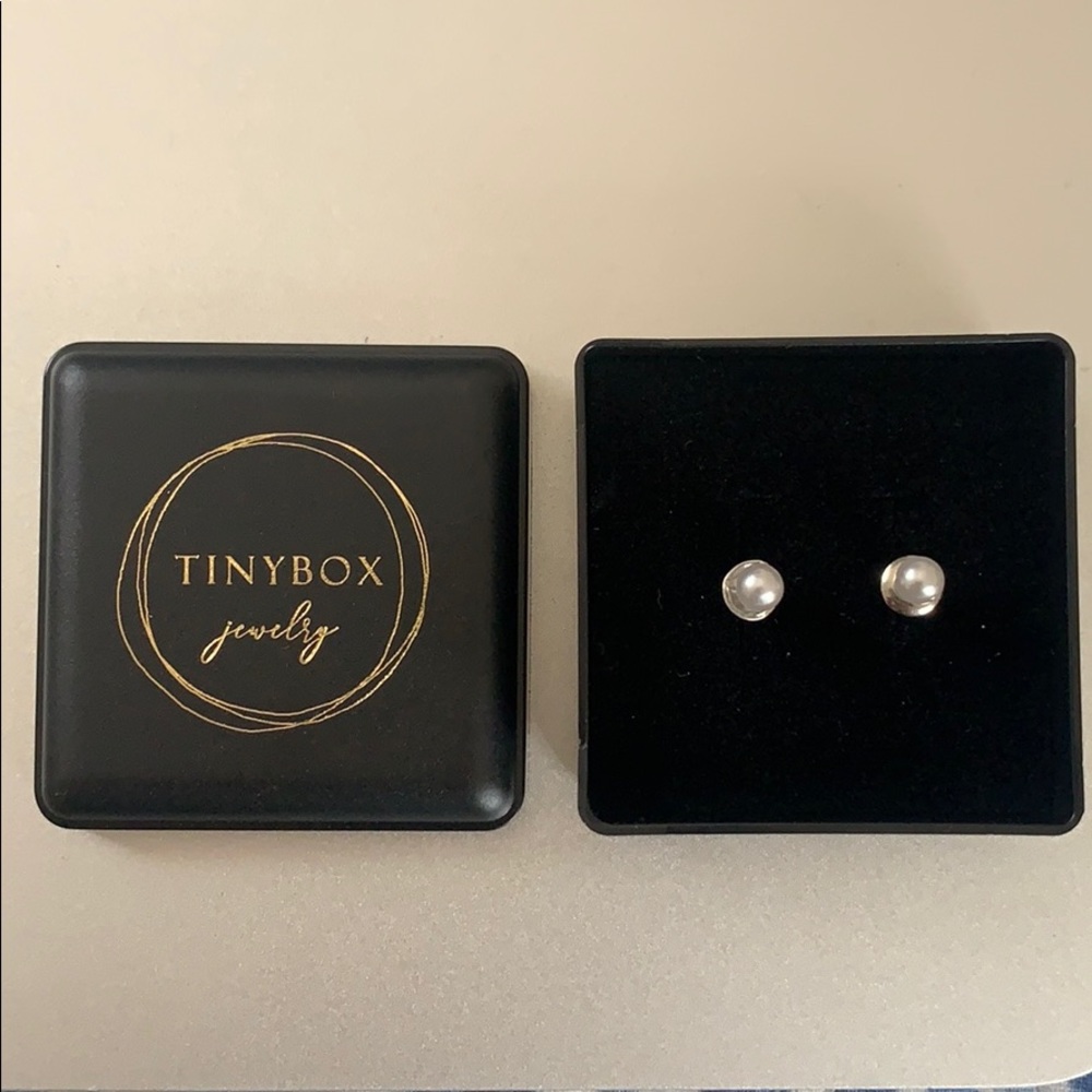 Little pearl stud earrings